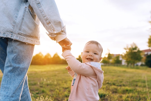 Moeder met baby moeder leert baby lopen