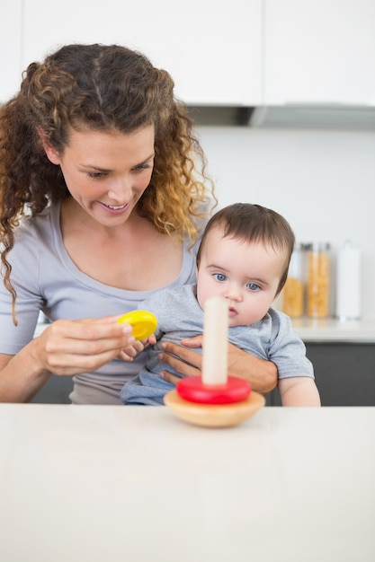 Moeder met baby speelgoed kijken