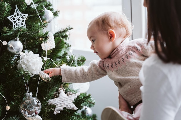 Moeder met baby thuis tijdens Kerstmis