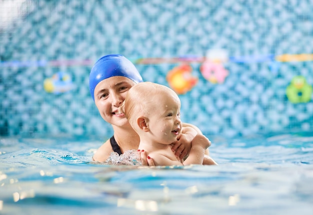 Moeder met babyjongen in zwembadtraining