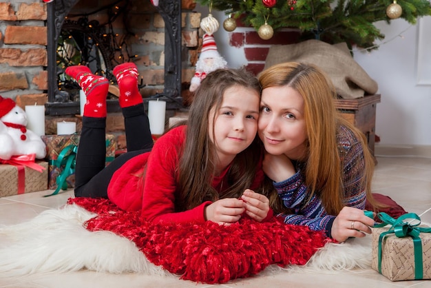 Moeder met dochter bij de kerstboom