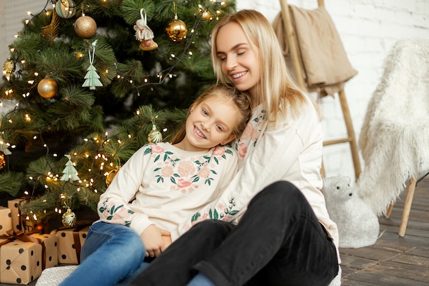 Moeder met dochter bij de kerstboom