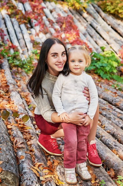 Moeder met dochter in herfst park