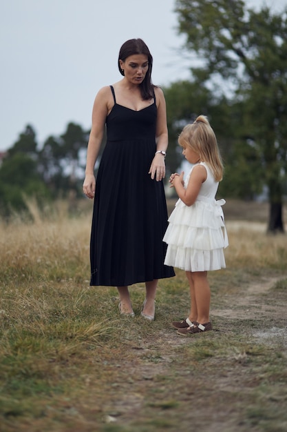 Moeder met dochter lopen