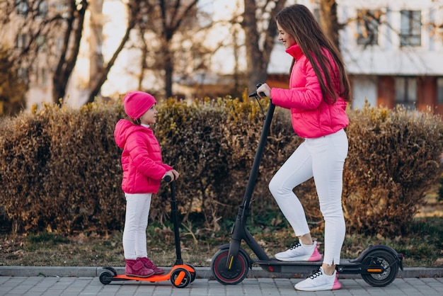 Moeder met dochter op elektrische scooter