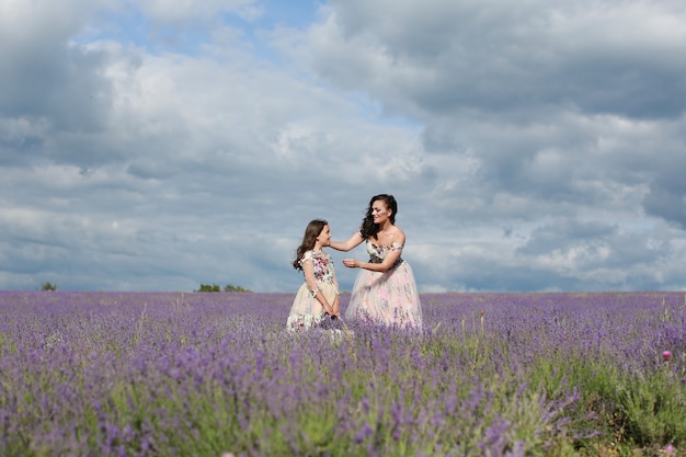 moeder met dochter op lavendelgebied