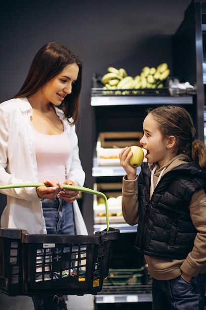 Moeder met dochter winkelen bij supermarkt