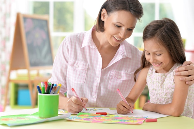 Moeder met dochtertje tekenen met kleurrijke potloden