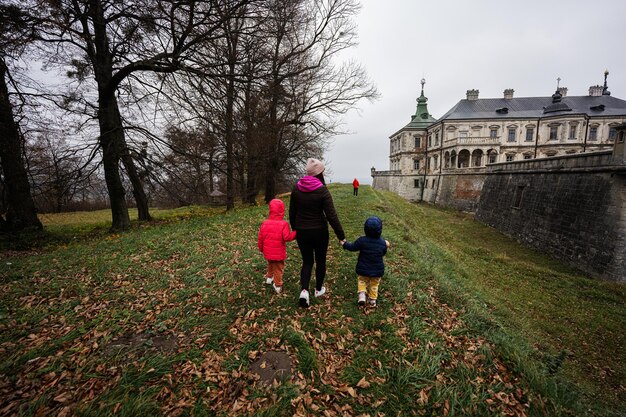 Moeder met drie kinderen bezoeken Pidhirtsi Castle Lviv regio Oekraïne Familie toerist