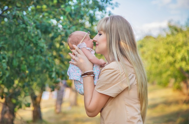 Moeder met een pasgeboren baby in haar armen. Selectieve aandacht. Mensen.