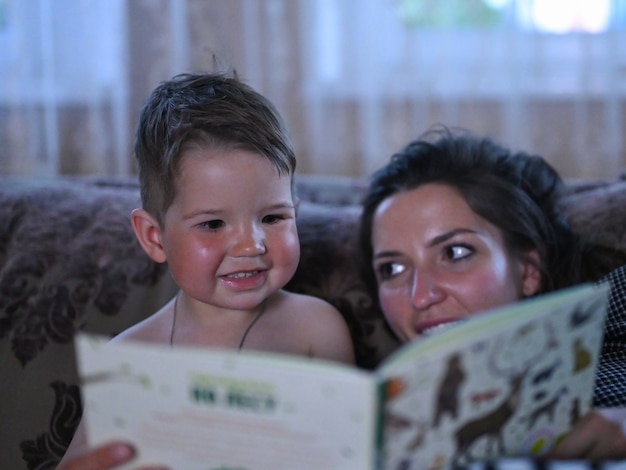 Moeder met een zoontje leest een boek