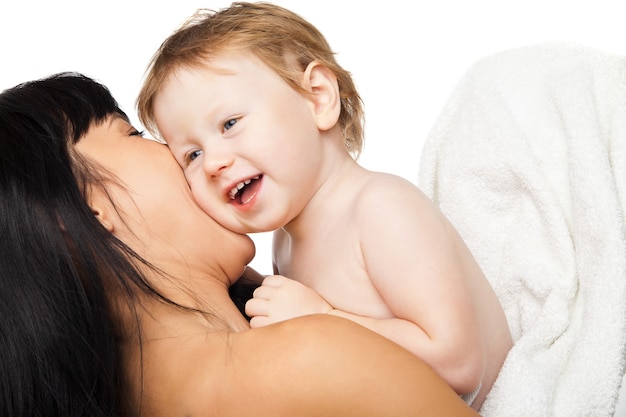 Moeder met haar baby na het baden in een witte handdoek