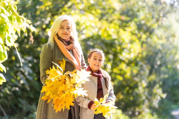 Moeder met haar dochter in de herfst.