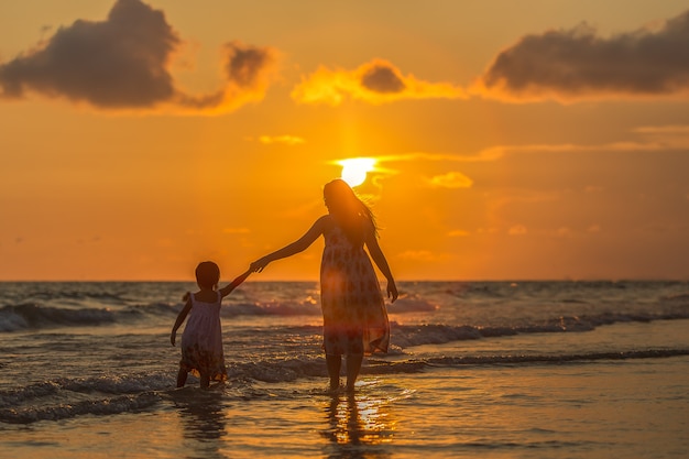 Moeder met haar dochter op het strand