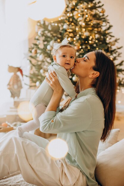 Moeder met haar dochtertje bij de kerstboom