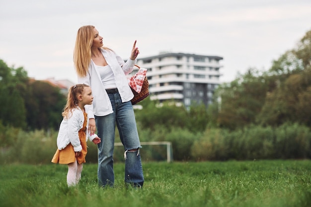 Moeder met haar jonge dochter maakt een wandeling buiten