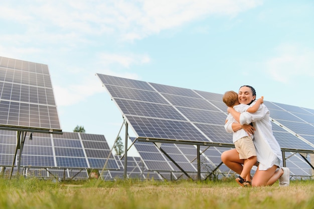 Moeder met haar kleine zoon bij zonnepanelen