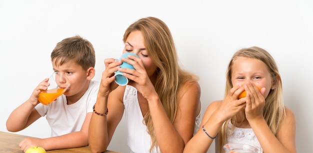 Moeder met haar twee kinderen aan het ontbijt