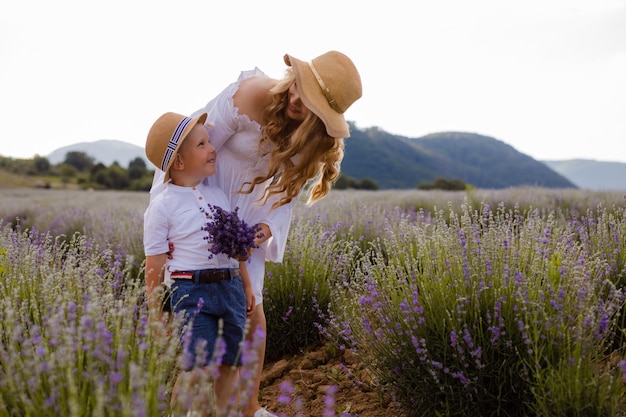 Moeder met haar zoon op het lavendelveld