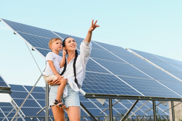 Moeder met haar zoontje door zonnepanelen