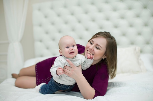 Moeder met haar zoontje op het bedMoeder en baby