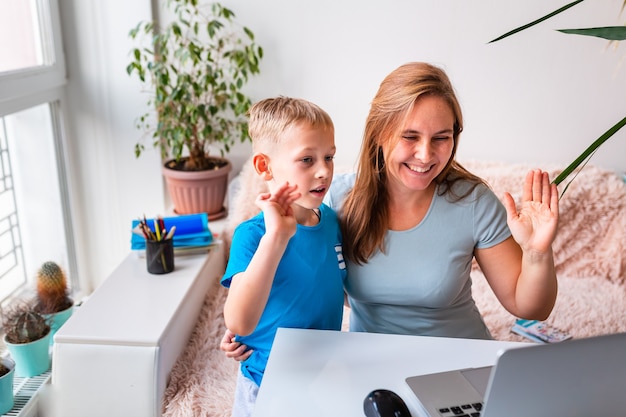 Moeder met kind probeert thuis te werken tijdens quarantaine. blijf thuis, werk vanuit huis concept tijdens de pandemie van het coronavirus