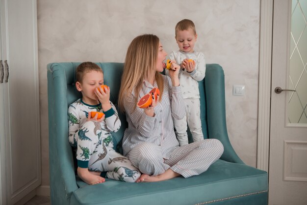 Moeder met kinderen aan het ontbijt