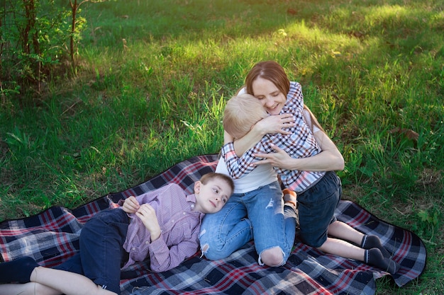 Moeder met kinderen bij picknick. Weekendje weg met familie. Liefhebbende zoon.