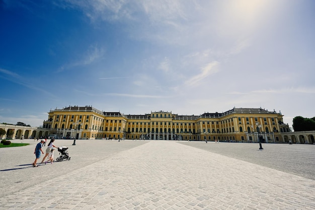 Moeder met kinderen die bij Paleis Schonbrunn in Wenen, Oostenrijk lopen