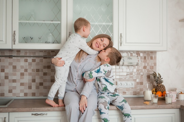 Moeder met kinderen in de keuken