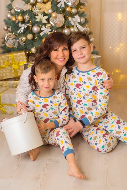 moeder met kinderen met Kerstmis en gelukkige familie