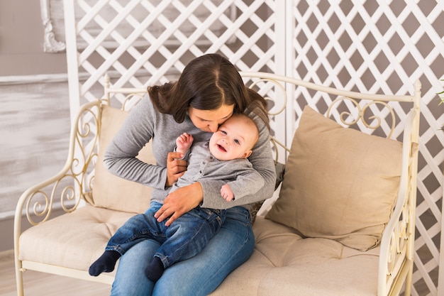 Moeder met lieve babyjongen in de kamer