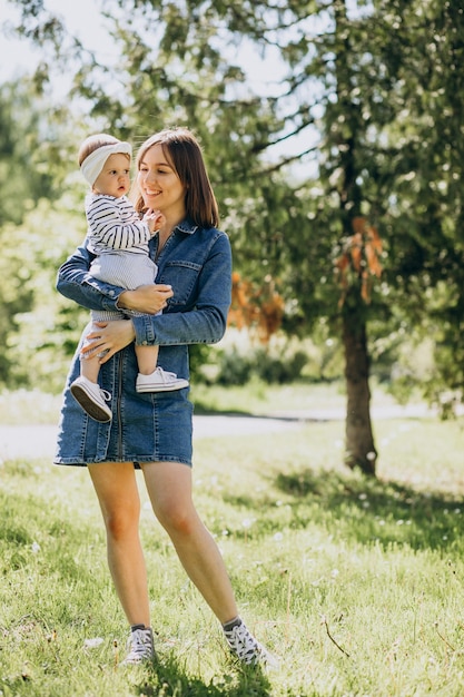 Moeder met meisje dat in park speelt