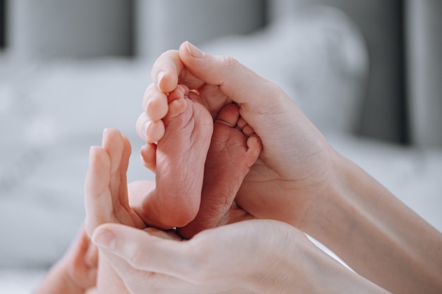 Moeder met pasgeboren babyvoeten