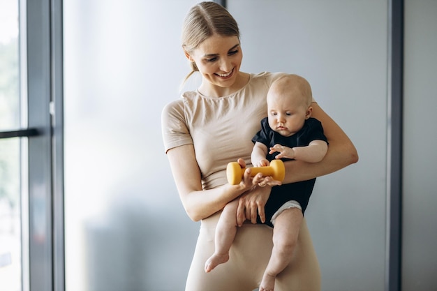 Moeder met peuterdochter die yoga uitoefent