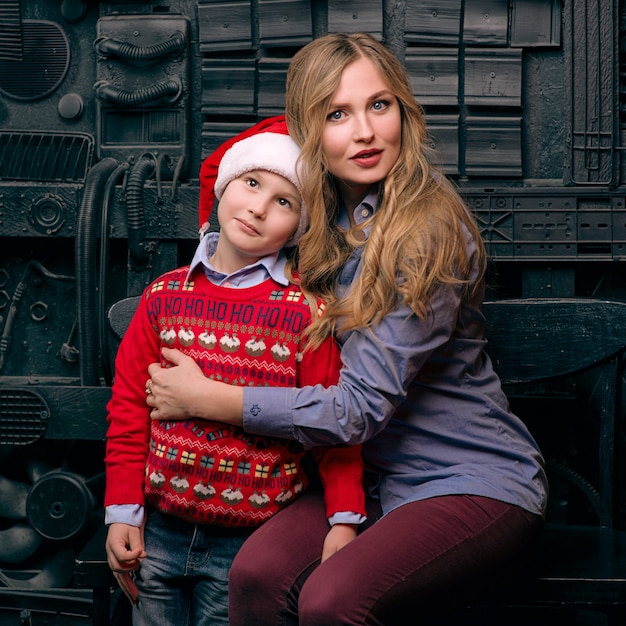 Moeder met Santa zoon in industriële fotostudio