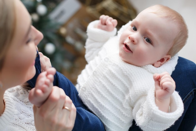 moeder met schattige baby binnen