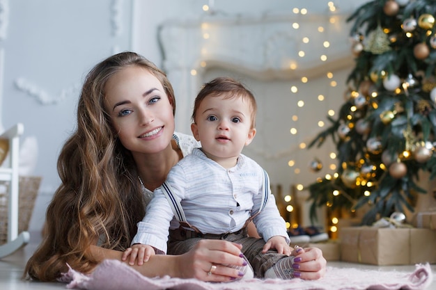 Moeder met schattige baby binnen