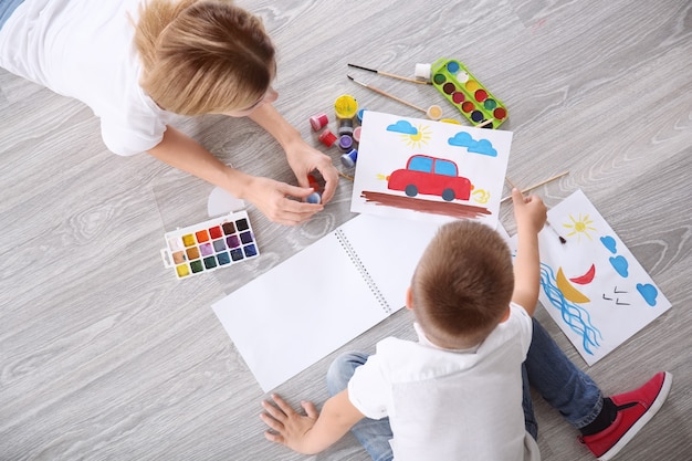 Moeder met schattige jongen schilderij foto op vel papier, binnenshuis