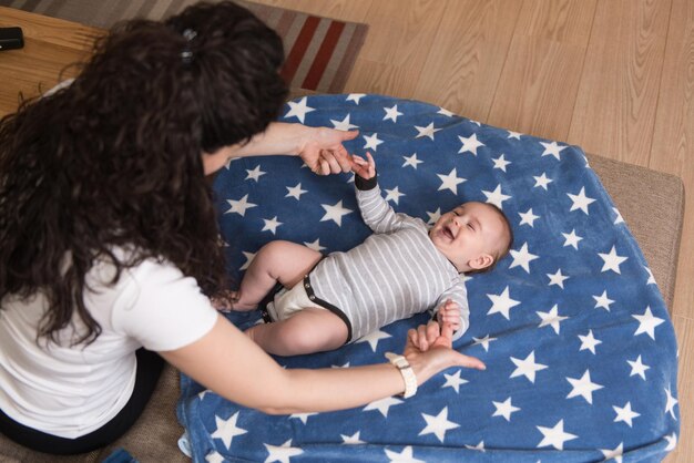 Moeder met schattige kleine baby in de woonkamer