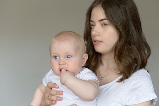 moeder met schattige peuter