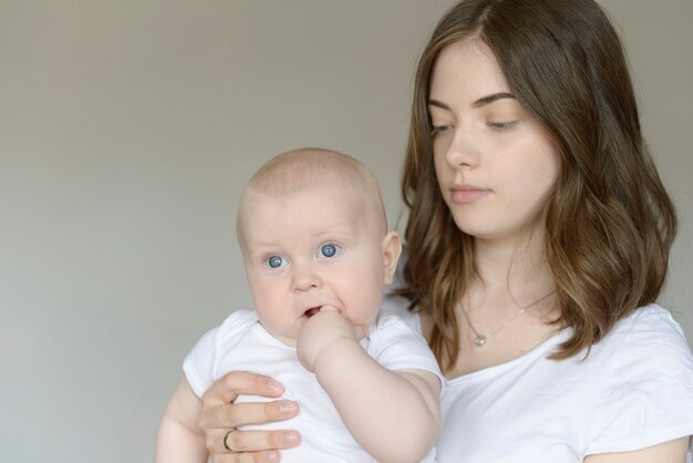 Moeder met schattige peuter