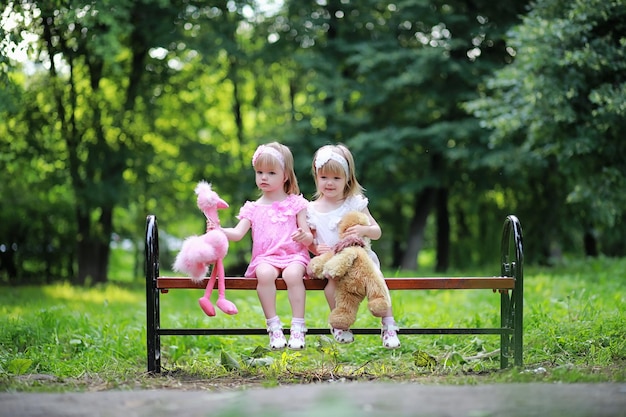 Moeder met twee dochters tweeling voor een wandeling in het park