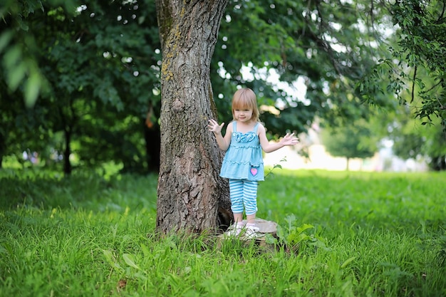 Moeder met twee dochters tweeling voor een wandeling in het park