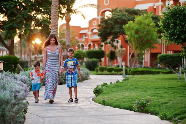 Moeder met twee zonen die op Egyptische toevlucht lopen. Familie vakantie.