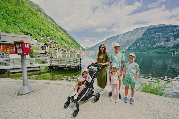 Moeder met vier kinderen aan het hallstatt-meer, oostenrijk