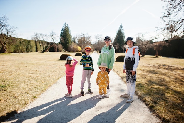 Moeder met vier kinderen in lednice park tsjechië