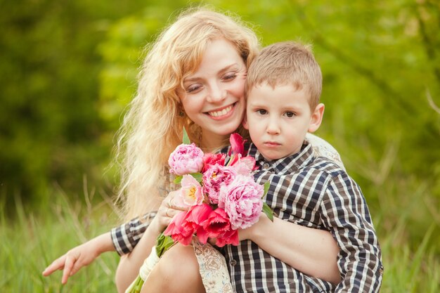 Moeder met zoon en bloemen voor Moederdag