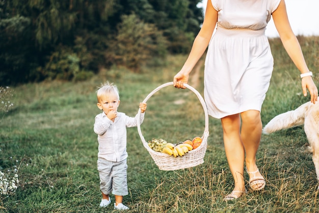 Moeder met zoon en hond op picknick buiten