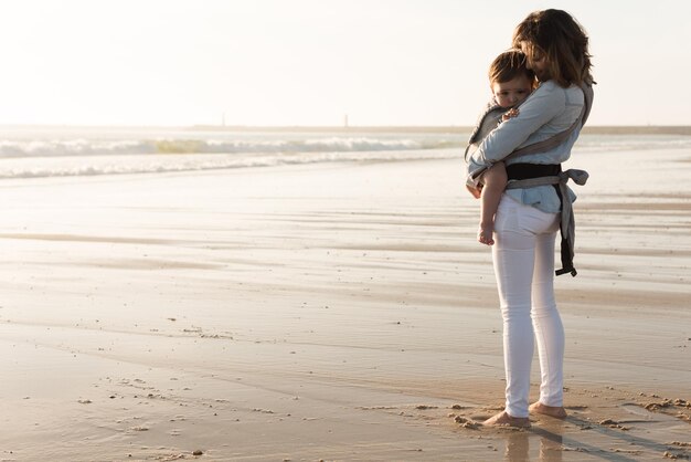 Moeder met zoon op het strand